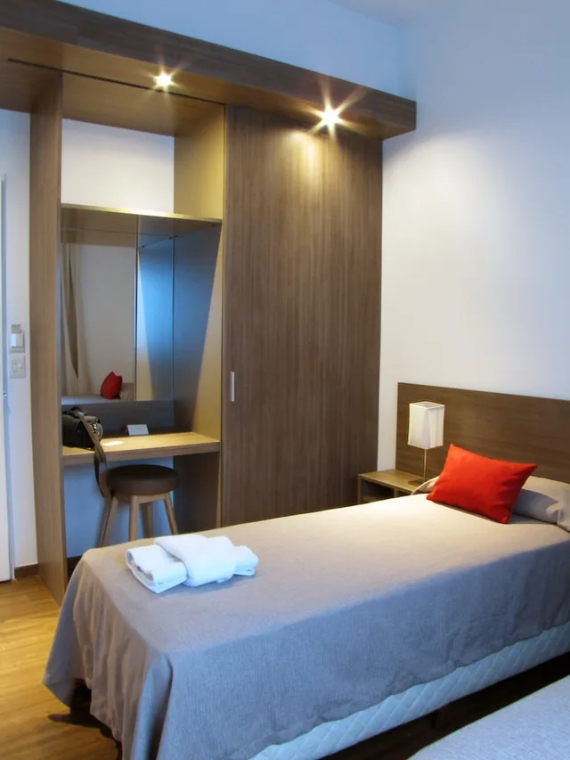 غرفة سوبيريور بسريرين منفصلين وسريرين كوين، Milan Hotel 1/6
