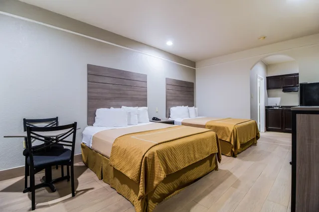 غرفة قياسية بسرير كينج، Scottish Inn Suites Baytown 2/3