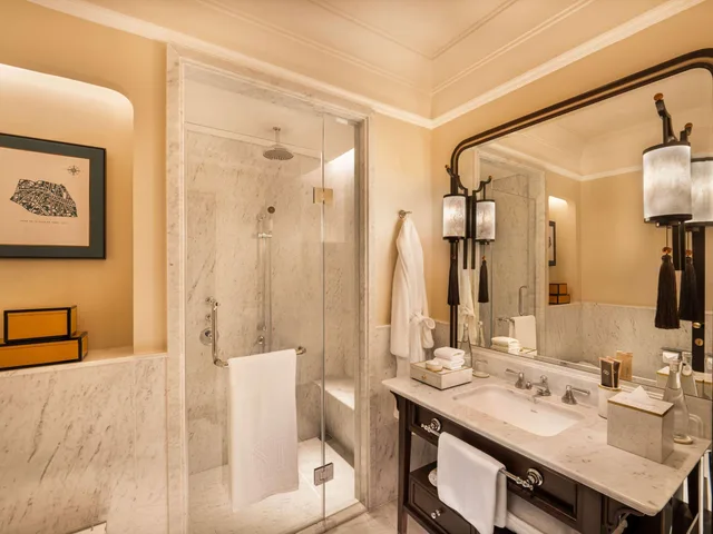 غرفة فاخرة بسرير كوين، Sofitel Legend Metropole Hanoi Hotel 6/6