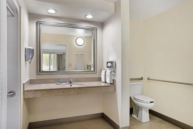 غرفة قياسية بسرير كينج لذوي الإعاقة، Best Western Inn & Suites Monroe 8/8