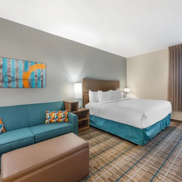 جناح بسرير كينج مع أريكة لذوي الإعاقة، MainStay Suites Fort Myers East I-75 1/6