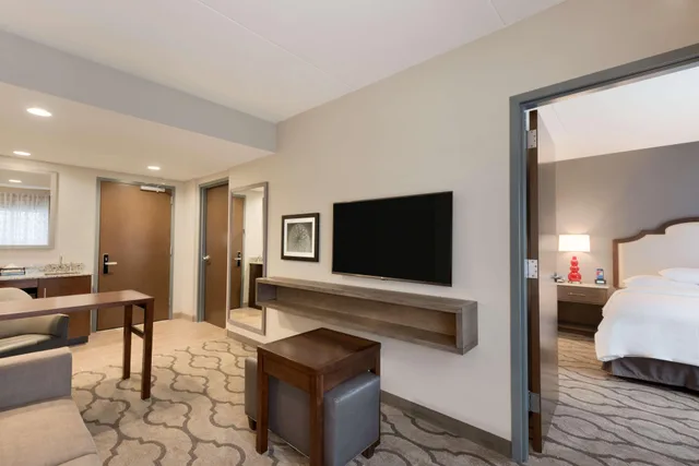 جناح بسرير كوين لذوي الإعاقة، Embassy Suites By Hilton Chicago-Naperville 1/3