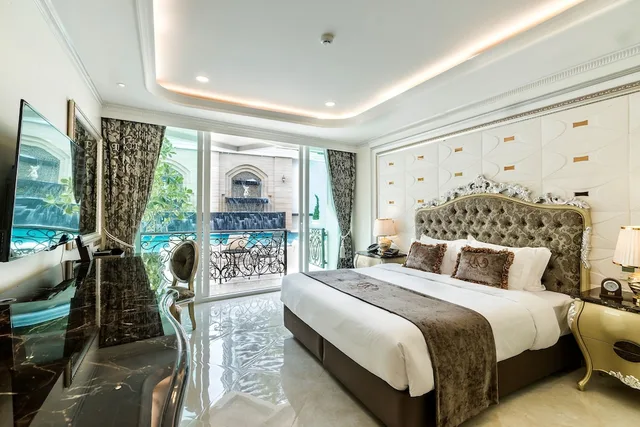 Deluxe, King Bed, Pool Access, LK Emerald Beach 1/3
