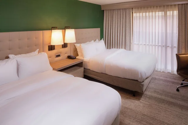 غرفة بسريرين كوين بإطلالة على المسبح بشرفة، Hilton Birmingham Downtown at UAB 3/10