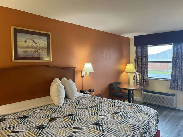 1 King Bed - Non-Smoking, Micfridge، Motel6 Morrillton, AR 2/7