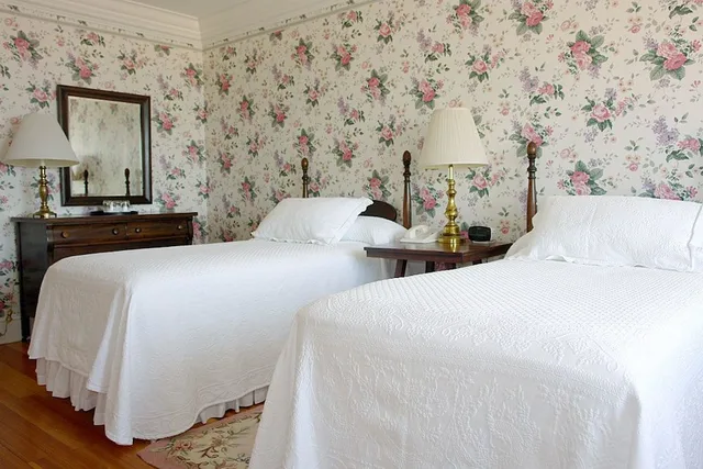 Garden, Twin Beds, King Bed, King and Twin Beds، The Colony Hotel 4/8