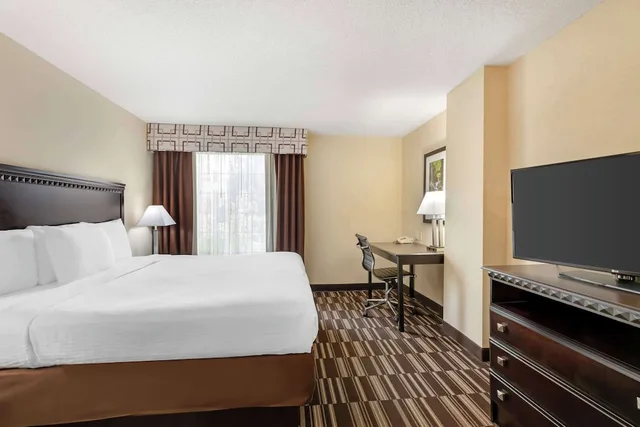 غرفة قياسية بسرير كينج لذوي الإعاقة، Best Western Plus Victor Inn & Suites 1/6
