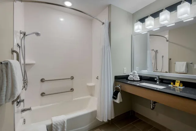 جناح بسريرين كوين مع أريكة بمطبخ صغير بحوض استحمام لذوي الإعاقة، Best Western Plus Rumford Falls 3/3
