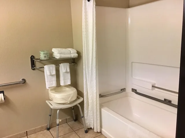 غرفة بسرير كوين لذوي الإعاقة، Super 8 by Wyndham Weston WV 3/4