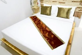 غرفة أساسية بسرير كينج، Baan Urt Suratthani Airport Hotel 2/3