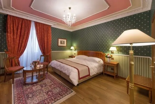 غرفة قياسية ثلاثية بثلاثة أسرّة مع سرير إضافي، Strozzi Palace Hotel 1/2
