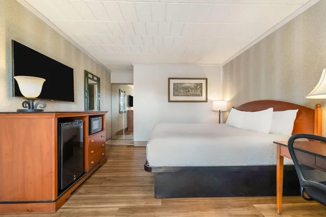 Room, King Bed, Exterior Entrance، Ramada by Wyndham State College Hotel & Conference Center 7/10