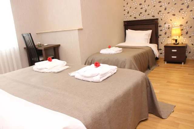 غرفة عائلية بسرير كينج وسرير كوين، Hotel Monopoli Kutaisi 2/2