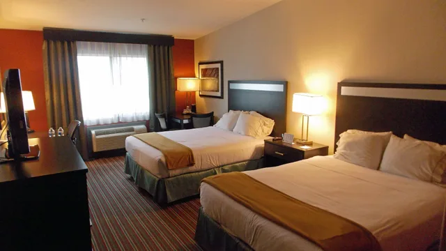 Standard, 2 Queen Beds, Holiday Inn Express Bakersfield 2/3