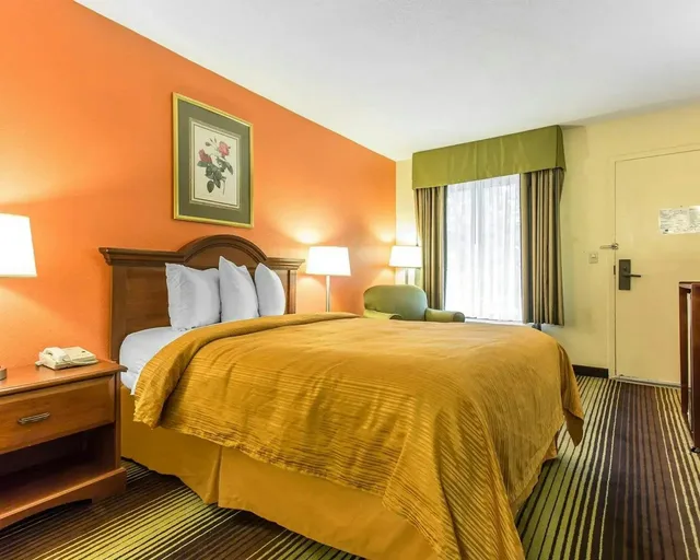 Full Bed Accessible Non-Smoking, Townhouse Winston Salem - University 1/2