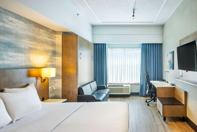 Upgrade, King Bed، Quality Inn Suites Levis 1/6