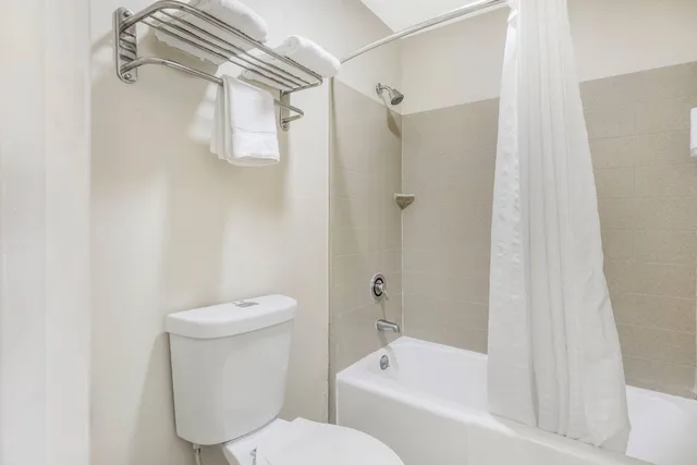 Upgrade, King Bed، Econo Lodge Research Triangle Park 6/9