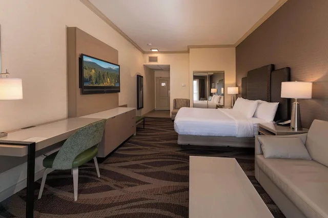 غرفة قياسية بسرير كينج مع أريكة، Prestige Harbourfront Resort, WorldHotels Luxury 2/4