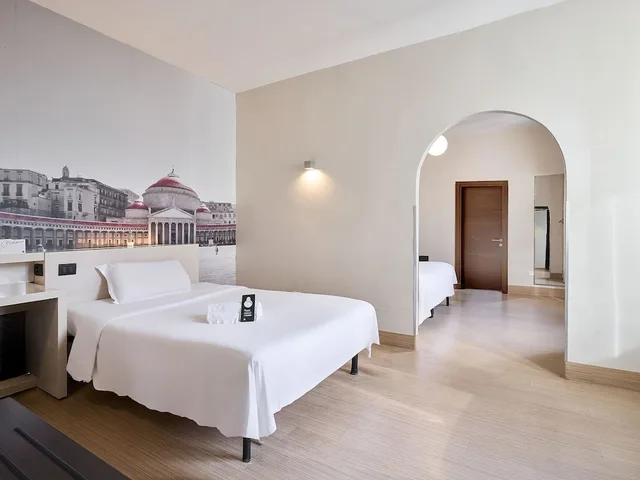 غرفة ثلاثية بسرير كوين وسرير فردي، B&B Hotel Napoli 1/10