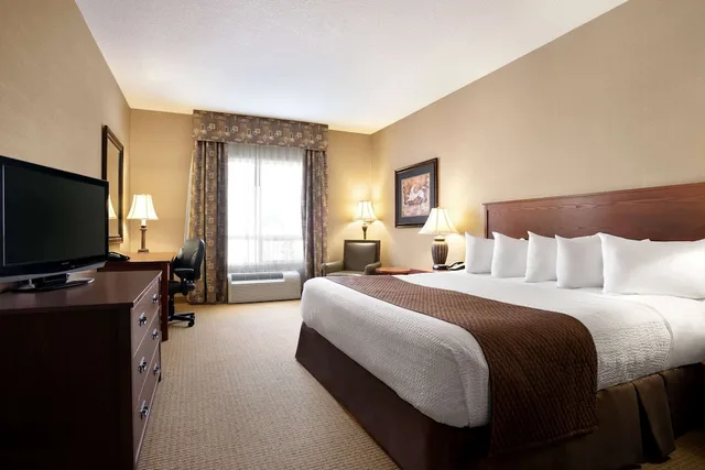 غرفة بسرير كينج، Days Inn & Suites By Wyndham Strathmore 1/3
