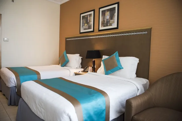 غرفة قياسية بسرير كينج بإطلالة على المسبح، Copthorne Al Jahra Hotel & Resort 5/9