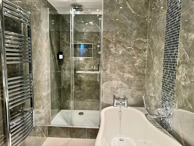 جناح غراند سوبيريور بسرير كينج وسرير فردي، The Leonard Hotel 2/4