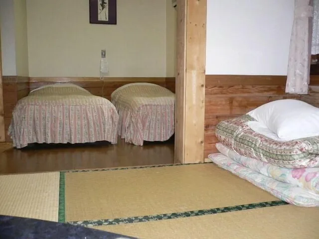 غرفة يابانية غربية بفراش فوتون وسريرين مزدوجين، Pension And Log Cottage Hoshinoko 1/1