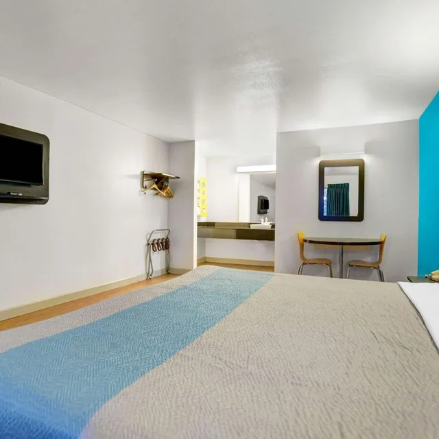 1 King Bed - Mobility Accessible Tub, Nsmk، Motel6 Anderson, CA - Redding Airport 10/10