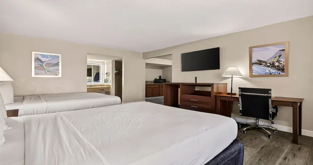 غرفة قياسية بسريرين كوين بمطبخ صغير، Best Western Roseville Inn 1/10