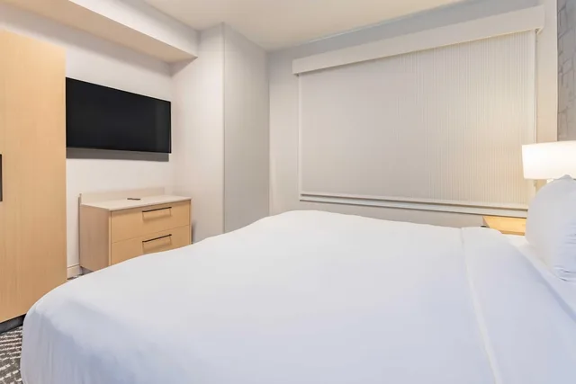 Room, King Bed, Sofa, Hyatt House Portland Airport 2/7