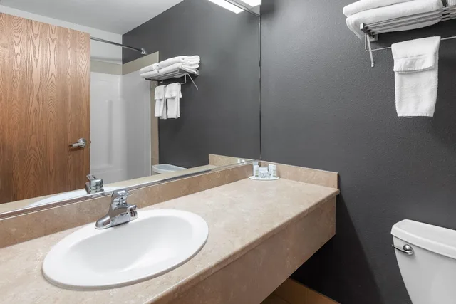 Suite, King Bed, Sofa, Hot Tub, Super 8 By Wyndham Quebec City 10/10