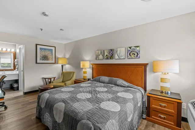 غرفة بسرير كينج، Basecamp Puyallup a Travelodge by Wyndham 4/10