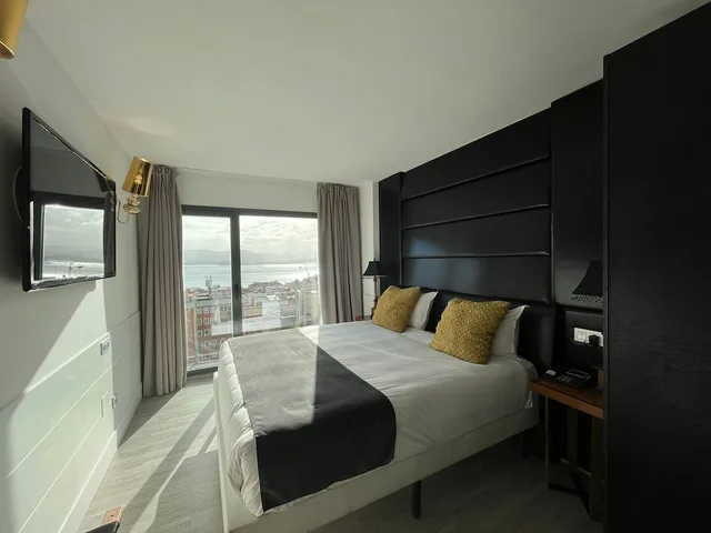 Comfort, Queen Bed, Bay View, Balcony، Hotel Art Santander 1/6