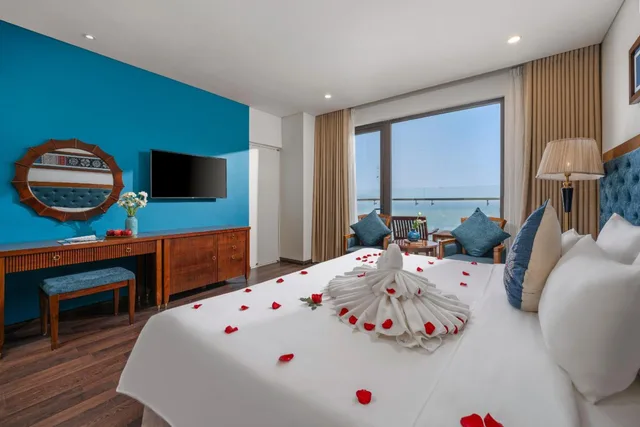 غرفة بريميير بسرير كينج بإطلالة على البحر بشرفة، Balcona Hotel Da Nang 1/1