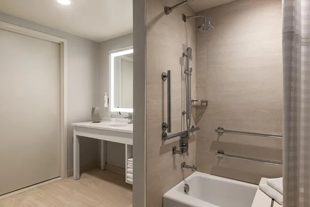 Studio, King Bed, Gulf View, Balcony, Bathtub, Accessible، Embassy Suites by Hilton Panama City Beach Resort 2/3