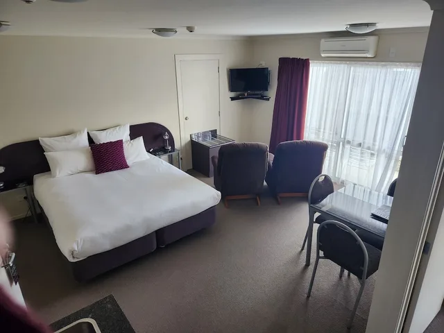 شقة بسرير كينج وسريرين منفصلين بغرفة نوم واحدة في الطابق الأرضي، B K S Motor Lodge 3/7