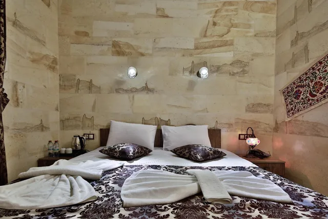 Stone, King Bed، Yusuf Bey House 4/10