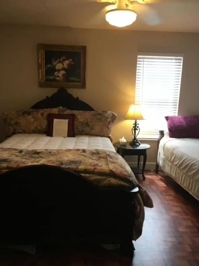غرفة قياسية ثلاثية بسرير فردي، Davis Mountains Inn 1/2