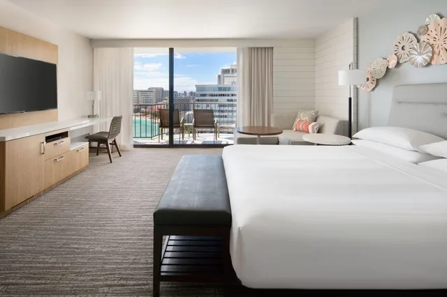غرفة بسرير مزدوج بإطلالة لذوي الإعاقة، Waikiki Beach Marriott Resort and Spa 2/5
