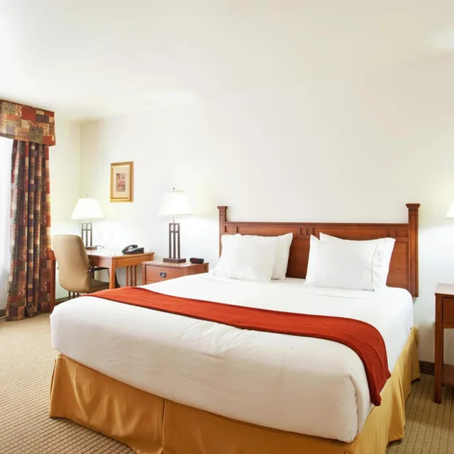 1 Bedroom, Suite, Holiday Inn Express Hotel And Suites Mattoon 1/7