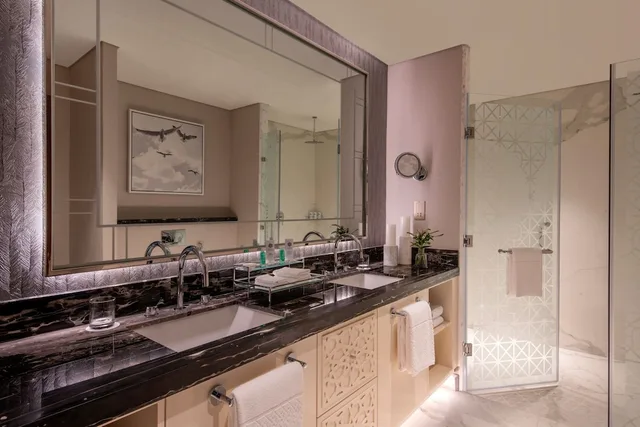 جناح بسرير كينج بغرفتي نوم، The St. Regis Marsa Arabia Island, The Pearl Qatar 9/10