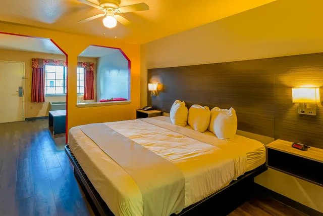 غرفة بريميوم بسرير كينج، Oyo Hotel Yoakum West 4/9