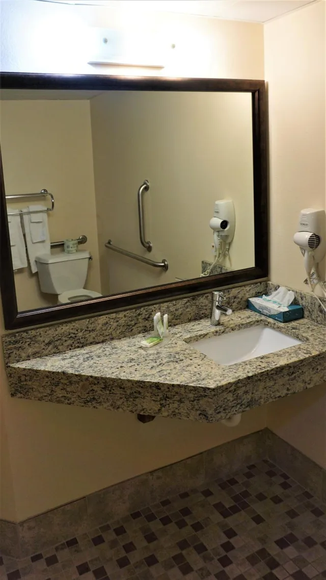 جناح استوديو بسرير كوين، AmericInn by Wyndham Crookston U of M Crookston 3/3