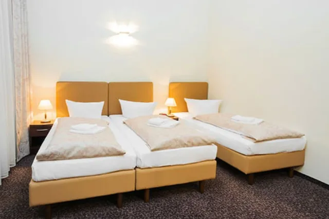 غرفة ثلاثية بثلاثة أسرّة، Upper Room Hotel 1/9