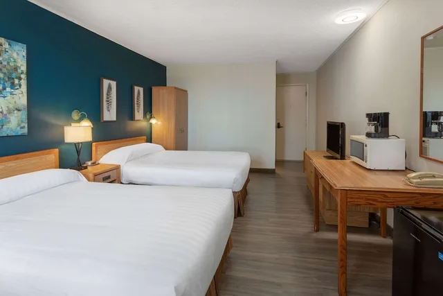 Drive Up, Deluxe, 2 Queen Beds, Pet Friendly، Travelodge by Wyndham Amherst 4/5