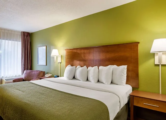 غرفة بسرير كينج للمدخنين، Quality Inn Blytheville, Ar 3/4