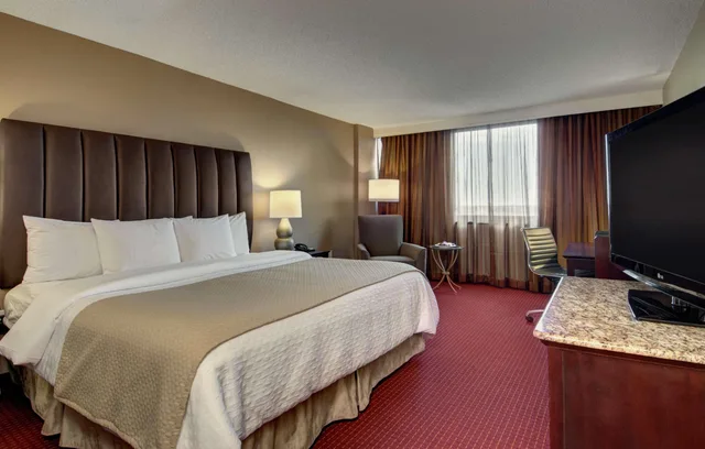 جناح ركني بسرير كينج بشرفة بغرفتين، Embassy Suites by Hilton West Palm Beach Central 1/1