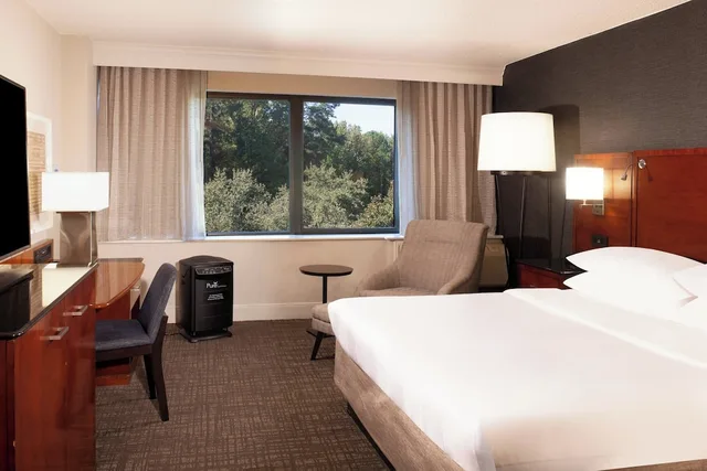غرفة كلوب بسرير كينج لذوي الإعاقة، Marriott Research Triangle Park 1/4