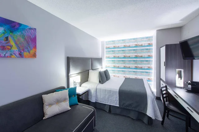 غرفة ركنية بسرير كوين مع أريكة، Travelodge Hotel By Wyndham Montreal Centre 8/10