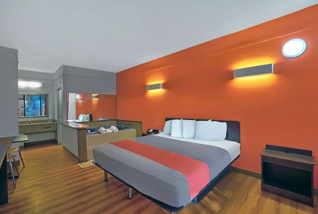 غرفة ديلوكس بسرير كينج بجاكوزي للمدخنين، Motel6 Seaford, DE 2/3